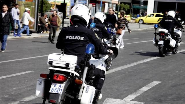 Επίθεση ανηλίκων σε αστυνομικούς της ΔΙΑΣ έξω από σχολείο στη Βούλα