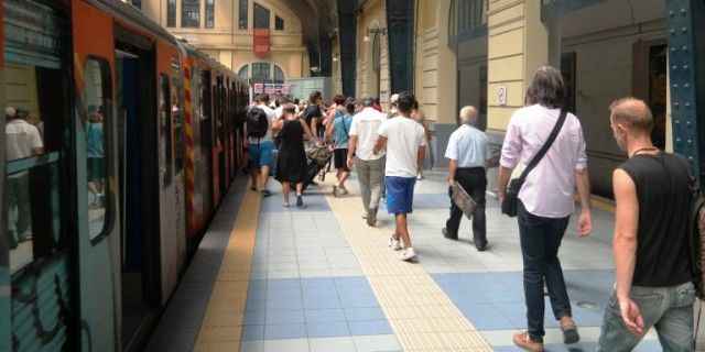 Χειρόφρενο σε τρένα, λεωφορεία και τρόλεϊ τραβούν οι εργαζόμενοι την Πρωτομαγιά.