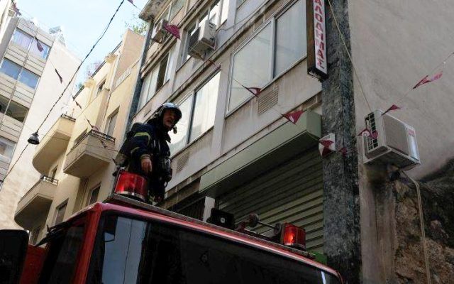 Φωτιά σε διαμέρισμα στη Δάφνη, απεγκλωβίστηκαν 3 άτομα