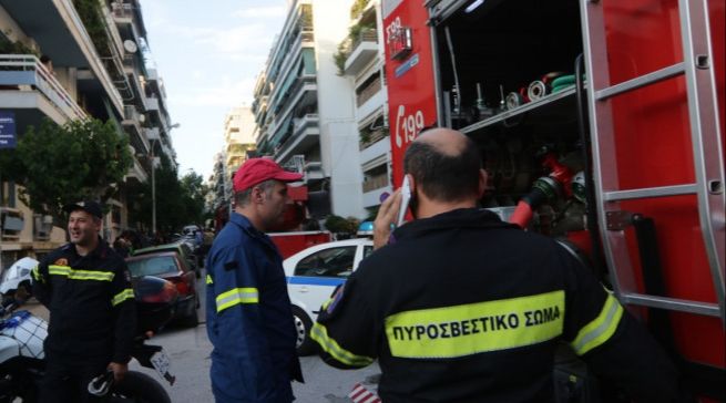 Φωτιά σε πιλοτή στα Πετράλωνα - Κάηκαν τέσσερα αυτοκίνητα.