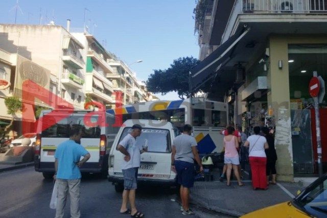 Ατύχημα με λεωφορείο στου Ζωγράφου - Έφυγε το πίσω του μέρος σε πεζοδρόμιο