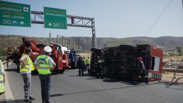 Τροχαίο ατύχημα στη Νέα Μάκρη: Ανετράπη πυροσβεστικό όχημα, δύο σοβαρά τραυματίες.