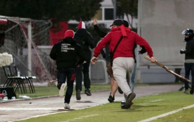 Βρέθηκε οπλοστάσιο στο σπίτι χούλιγκαν που συμμετείχε στην επίθεση σε βάρος Γερμανών φιλάθλων