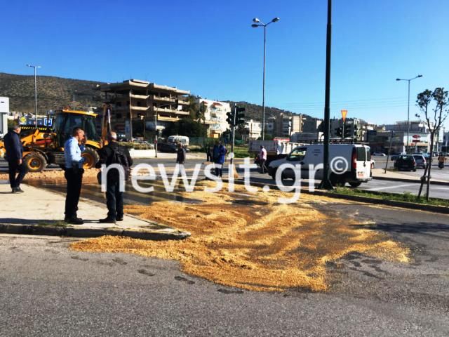Ατύχημα με φορτηγό στη λεωφόρο Βουλιαγμένης στη Γλυφάδα! Γέμισε ο δρόμος ελαιόλαδο