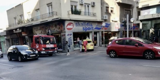 Ταξί μπήκε σε βιτρίνα καταστήματος στην Δάφνη 