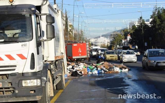  Απορριμματοφόρο πήρε φωτιά και «πνίγηκε» στα σκουπίδια η Βασιλίσσης Σοφίας