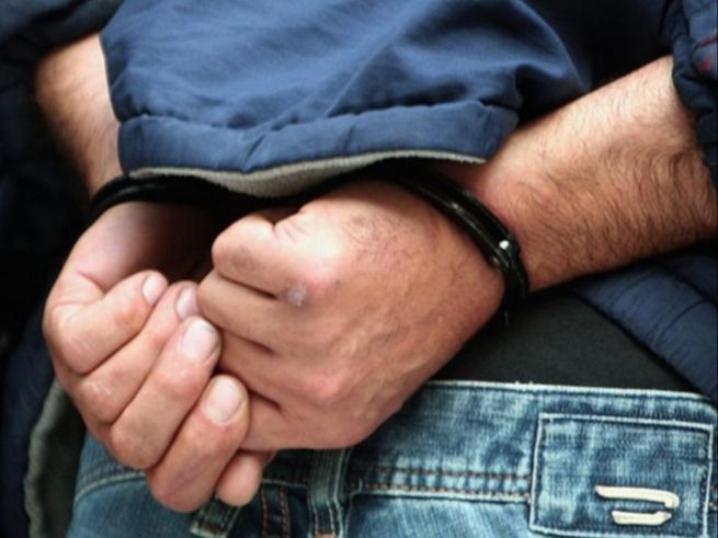 Γλυφάδα σύλληψη: ''Μαδούσε δια της απασχολήσεως καταστήματα ηλεκτρονικών ειδών''