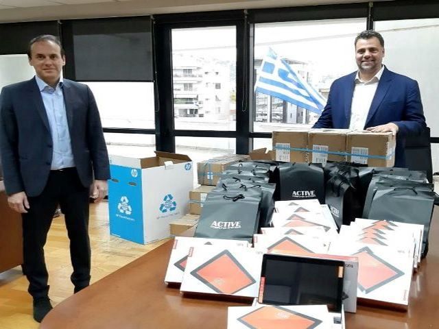 Δήμος Γλυφάδας: ''Ξεκίνησε η διανομή tablet στους μαθητές της πόλης''