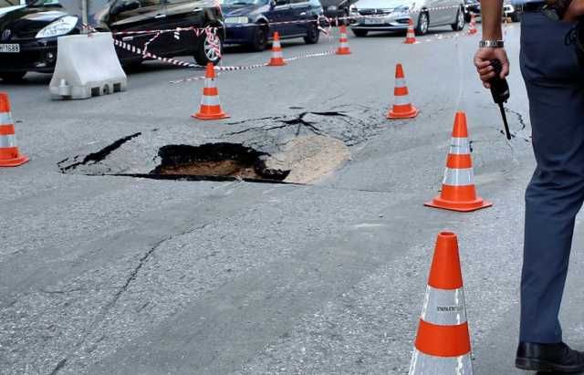 Καθίζηση σε δρόμο στο Παλαιό Φάληρο - Έχει διακοπεί η κυκλοφορία