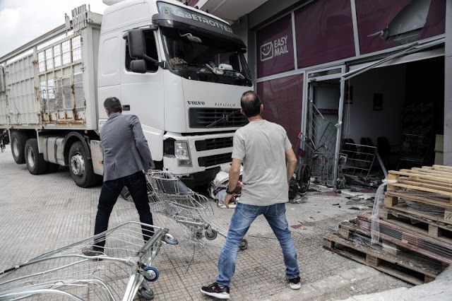 Πέθανε ο οδηγός του φορτηγού που έπεσε πάνω σε κατάστημα στην Πειραιώς στον Ταύρο! 