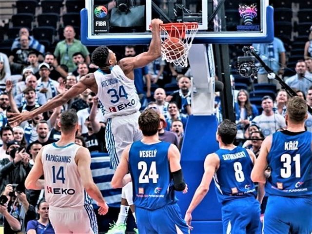 ΑΠΕΥΘΕΙΑΣ ΜΕΤΑΔΟΣΗ ΤΟΥ ΑΓΩΝΑ ''ΓΕΡΜΑΝΙΑ - ΕΛΛΑΔΑ'' ΣΕ ΓΙΓΑΝΤΟΟΘΟΝΗ ΣΤΗΝ ΚΕΝΤΡΙΚΗ ΠΛΑΤΕΙΑ ΗΛΙΟΥΠΟΛΗ