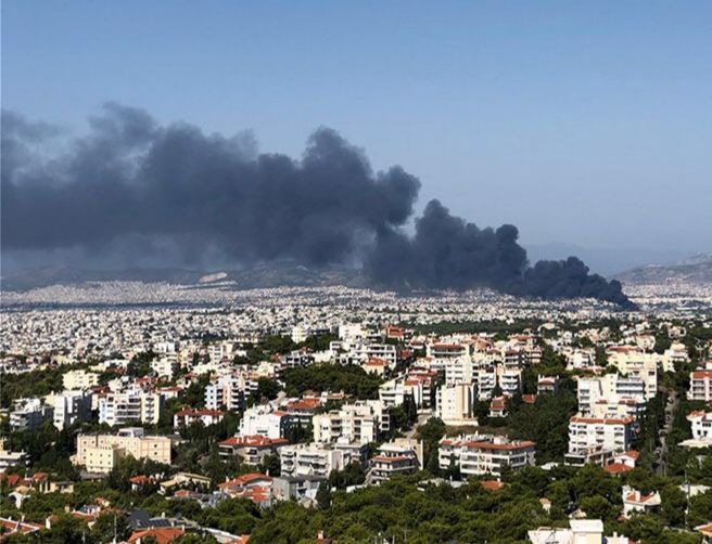 Μεταμόρφωση: Συνεχίζει να καίει η φωτιά - Αγωνία για το τοξικό νέφος