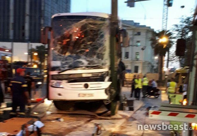 Ακτή Μιαούλη Πειραιάς: Πούλμαν καρφώθηκε σε κολόνα - Σε εξέλιξη ο απεγκλωβισμός του οδηγού