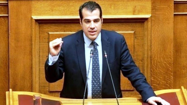 Επίθεση με γιαούρτια σε μεζεδοπωλείο στα Πετράλωνα στον Θάνο Πλεύρη.