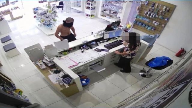 Τρόμος στη Βούλα: Ημίγυμνος ληστής με την απειλή μαχαιριού αρπάζει την είσπραξη από φαρμακείο (φωτογραφία)