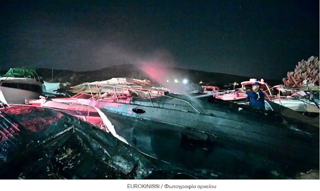 Φωτιά σε χώρο φύλαξης σκαφών στη Βάρη - Κάηκαν τρεις θαλαμηγοί
