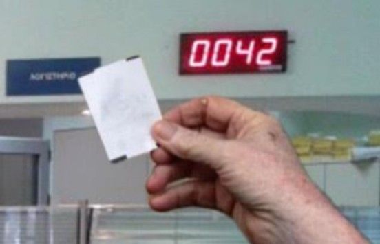 Πούλησε σε γυναίκα το χαρτί προτεραιότητας μέσα στη ΔΕΗ