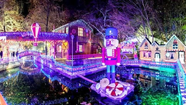 Το πρώτο ''Greek Santa’s Village'' έρχεται στο Θέατρο Βράχων και το μαγικό Χριστουγεννιάτικο ταξίδι ξεκινά.