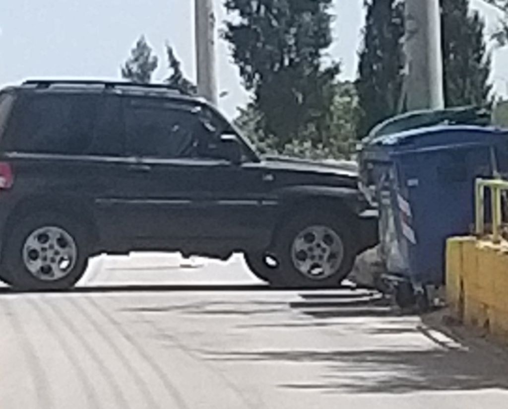 Ηλιούπολη: Λύθηκε το χειρόφρενο κατέληξε στην κολώνα της ΔΕΗ.