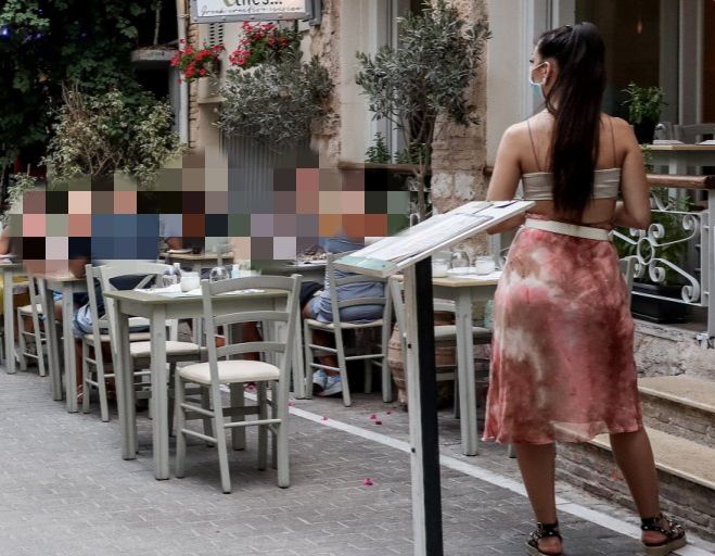 Μπαίνει τέλος στους ''ανοιχτούς'' χώρους με... πλαϊνές τέντες σε καφέ και εστιατόρια