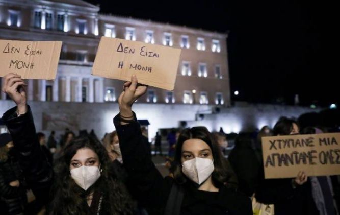 Συγκέντρωση - μήνυμα κατά των γυναικοκτονιών στο Σύνταγμα