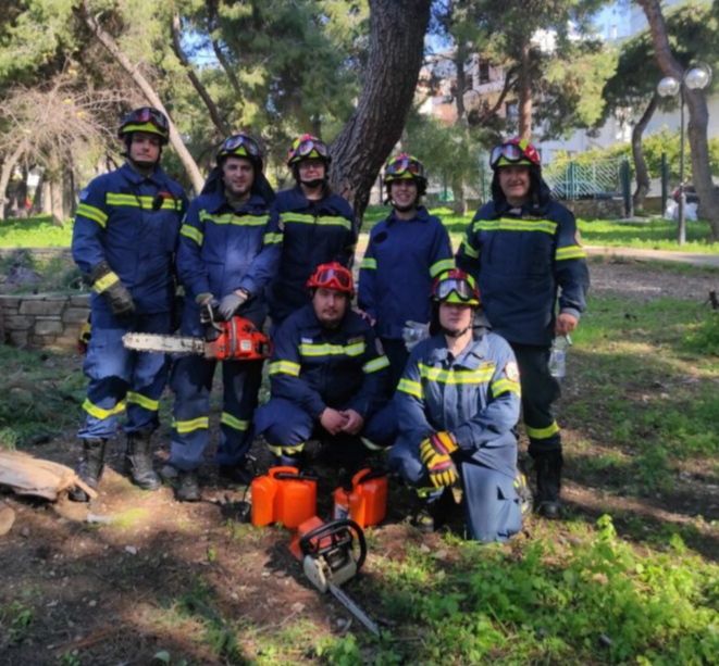 Eθελοντική Ομάδα Δασοπροστασίας Πυρόσβεσης Ηλιούπολης: Κοπές δέντρων στο Άλσος Καλαβρύτων μετά την κακοκαιρία ''Ελπίς''