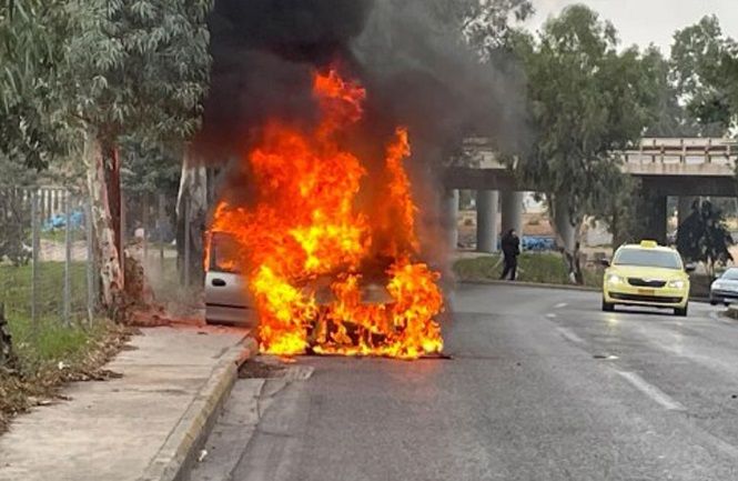 Αυτοκίνητο τυλίχθηκε στις φλόγες στην είσοδο της Συγγρού από Πειραιά 