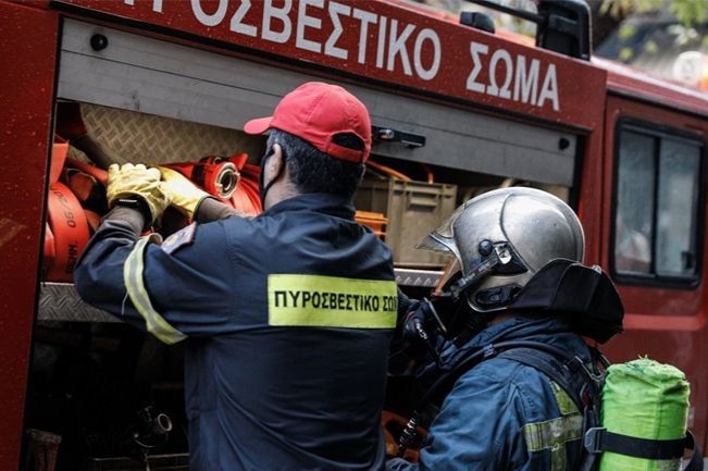 Πυρκαγιά σε διαμέρισμα στην Ηλιούπολη - Στο νοσοκομείο μια ηλικιωμένη με αναπνευστικά