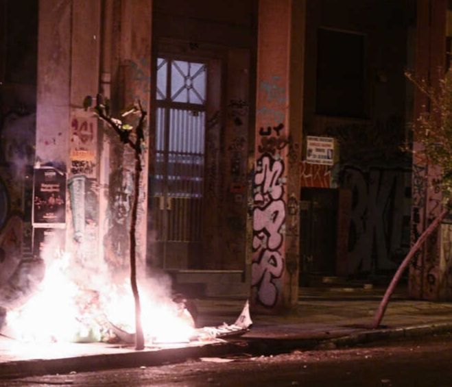 Πανεπιστημιούπολη: Ομάδα νεαρών έκαψε τρία αυτοκίνητα και ένα λεωφορείο