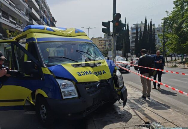Παγκράτι: Ιδιωτικό ασθενοφόρο έπεσε σε κολώνα φωτισμού - Τρεις τραυματίες