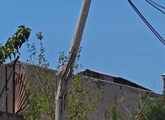 Υμηττός: Κολόνα ''έσπασε'' από τους ισχυρούς ανέμους και κινδυνεύει να πέσει - Έκλεισε η οδός Λεντάκη