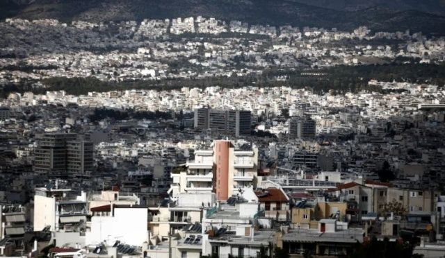 Συμβούλιο της Επικρατείας: Αντισυνταγματική η νομιμοποίηση αυθαιρεσιών σε κοινόχρηστους χώρους και πιλοτές