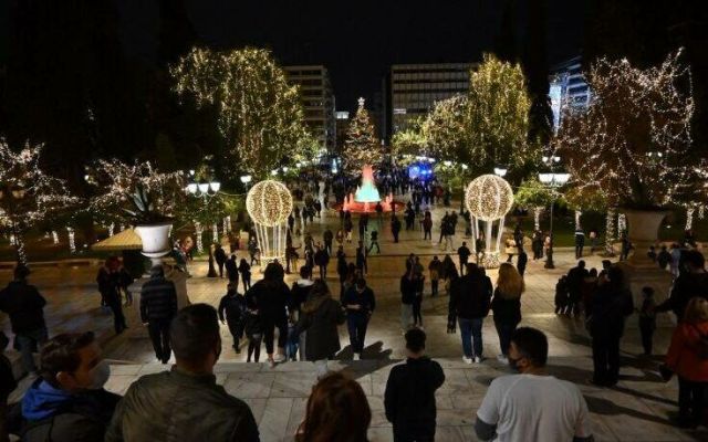 Το αδιαχώρητο σε πλατεία Συντάγματος και Ερμού - Εκκλήσεις από την αστυνομία να απομακρυνθεί ο κόσμος (φωτό)