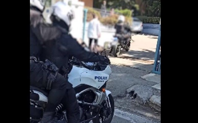 Αστυνομικοί έσωσαν 4χρονο αγόρι - Σε όλη τη διάρκεια της μεταφοράς ένας από τους αστυνομικούς, πραγματοποιούσε μαλάξεις στην καρδιά του παιδιού.