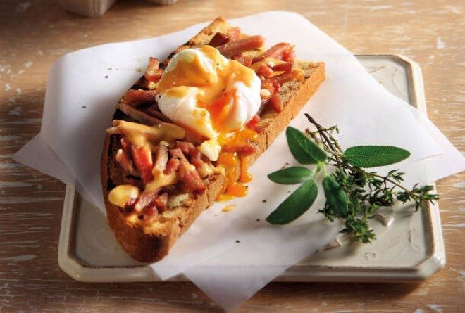 Η συνταγή της ημέρας: ''Αυγά ποσέ με αλευρόσαλτσα με πελτέ και σύγλινο Μάνης''