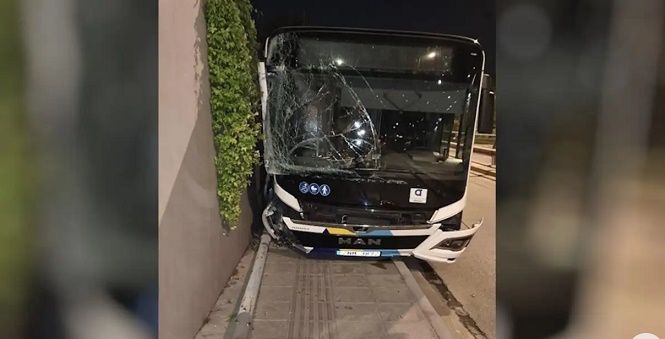 ''Ακυβέρνητο'' λεωφορείο ξήλωσε κολώνες και καβάλησε πεζοδρόμιο στη Βουλιαγμένης: Ο οδηγός ξέχασε να τραβήξει χειρόφρενο