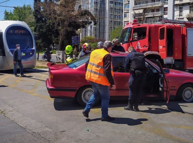 Τροχαίο στη Νέα Σμύρνη, αυτοκίνητο συγκρούστηκε με το τραμ