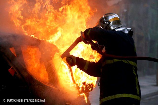 Φωτιά χθες την νύχτα σε αυτοκίνητο στην Ηλιούπολη