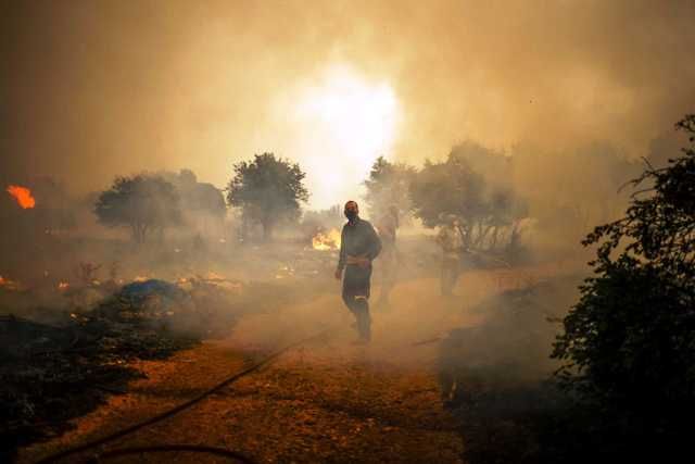 Φωτιά στα Βίλια: Τιτάνια μάχη με τις αναζωπυρώσεις - Μέτωπο χιλιομέτρων