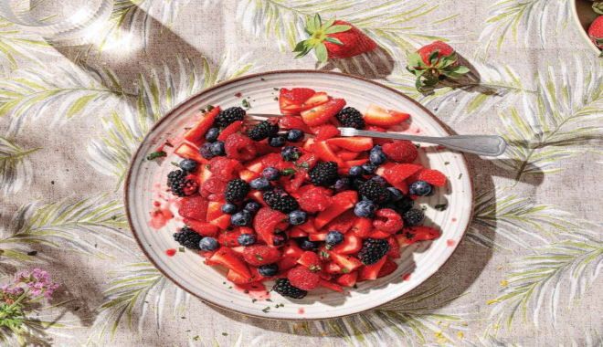 Η συνταγή της ημέρας, Κυριακή 19 Απριλίου 2026: ''Φρουτοσαλάτα του δάσους με μέντα και σιρόπι τζίντζερ''