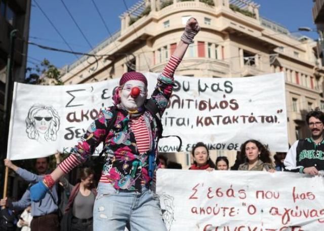 Ούτε λευκός ούτε μαύρος καπνός από τη συνάντηση καλλιτεχνών-Μητσοτάκη