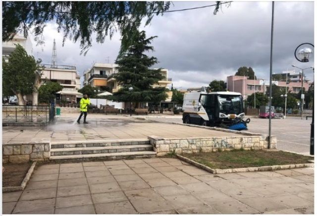 Οι απολυμάνσεις και το πλύσιμο σε όλους τους πολυσύχναστους χώρους της Ηλιούπολης εντατικοποιούνται. (φωτογραφίες)