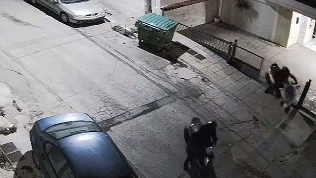 Καρέ - καρέ η κλοπή σκούτερ από πιλοτή στην Ηλιούπολη
