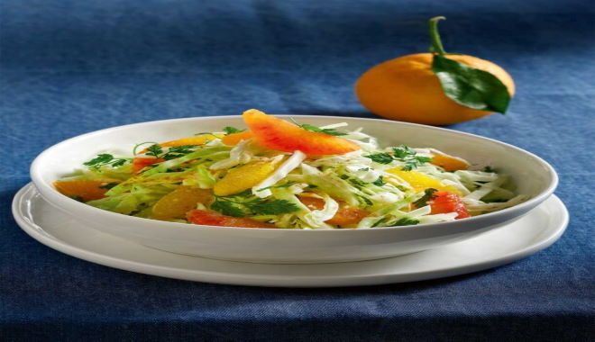 Η συνταγή της ημέρας, Κυριακή 28 Δεκεμβρίου 2025: ''Λαχανοσαλάτα με μυρώνια και καγιέν''