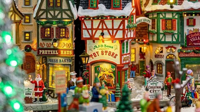 Εορταστικό ωράριο 2025: Πότε ξεκινάει και ποια Κυριακή είναι ανοιχτά τα καταστήματα