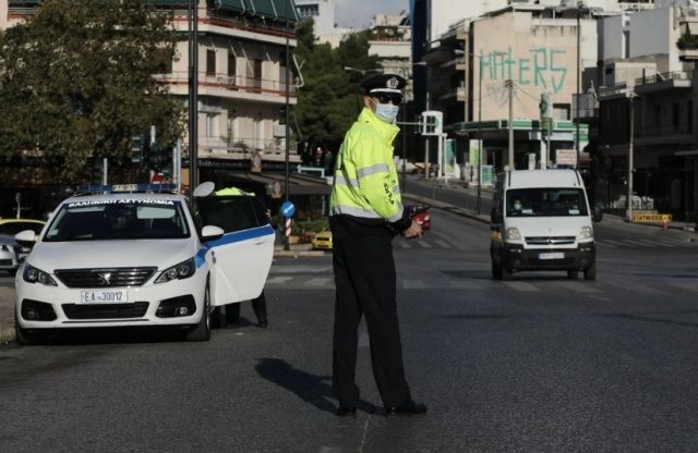 Μπάχαλο: Δίνουν χειρόγραφες βεβαιώσεις στους εργαζόμενους που είναι σε αναστολή για να πάνε για δουλειά