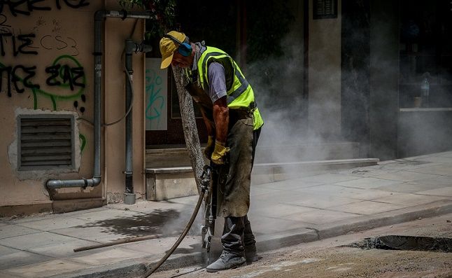 Καύσωνας: Απαγορεύονται την Δευτέρα οι εξωτερικές εργασίες και το delivery από 14:00 έως τις 17:00 στην Αττική