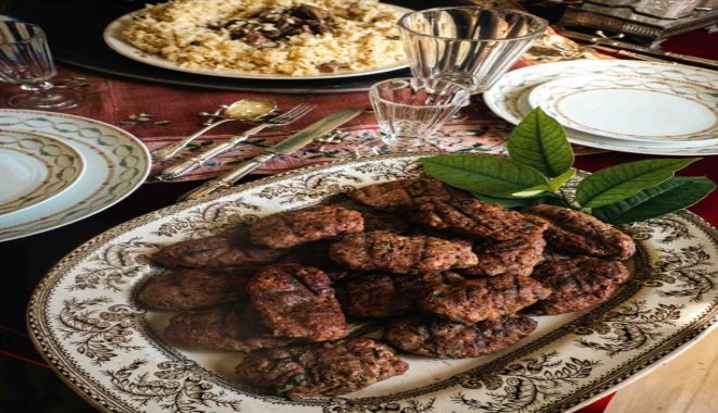 Η συνταγή της ημέρας, Κυριακή 15 Φεβρουαρίου 2026: ''Μπιφτεκάκια σμυρναίικα στα λεμονόφυλλα''