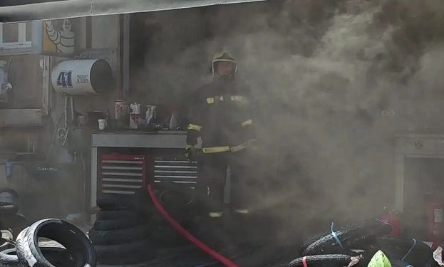 Κλειστή Μιχαλακοπούλου λόγω φωτιάς σε κατάστημα ελαστικών