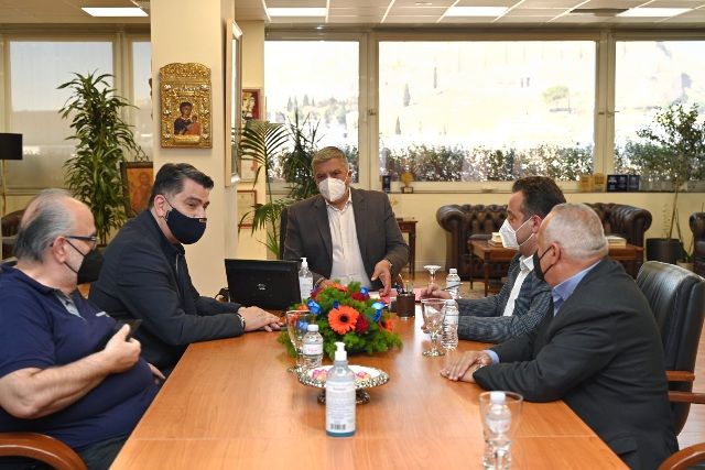 Συνάντηση για την αναβάθμιση 6 παιδικών χαρών. Το μάθαμε από Δελτίο Τύπου της Περιφέρειας Αττικής - Ελπίζω να του είπατε για τις αφίσες του Κ.Κ.Ε.
